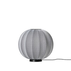 Sølvfarvet rund lampe med strikket overflade og sort base. Blød form, elegant design.